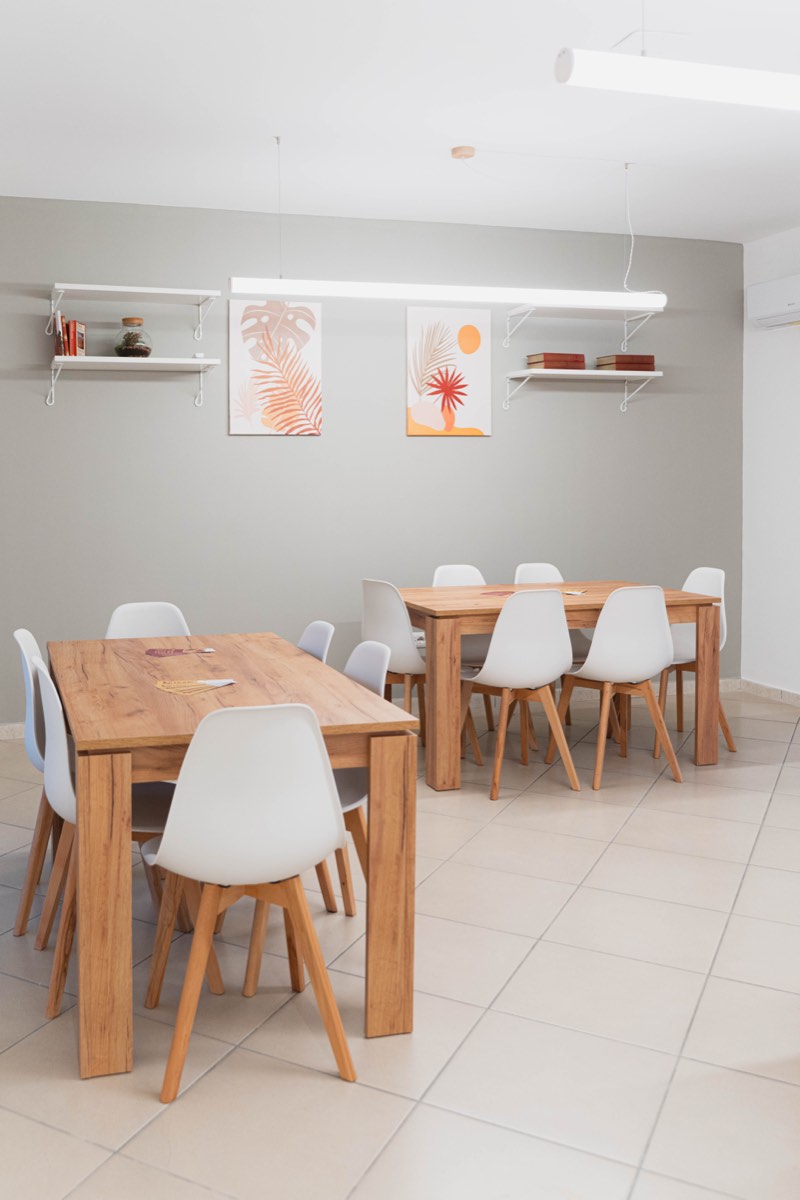 La sala studio luminosa con i tavoli pronti per i gruppi</picture>