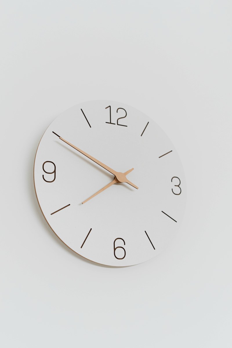 Un orologio a parete nello spazio studio</picture>