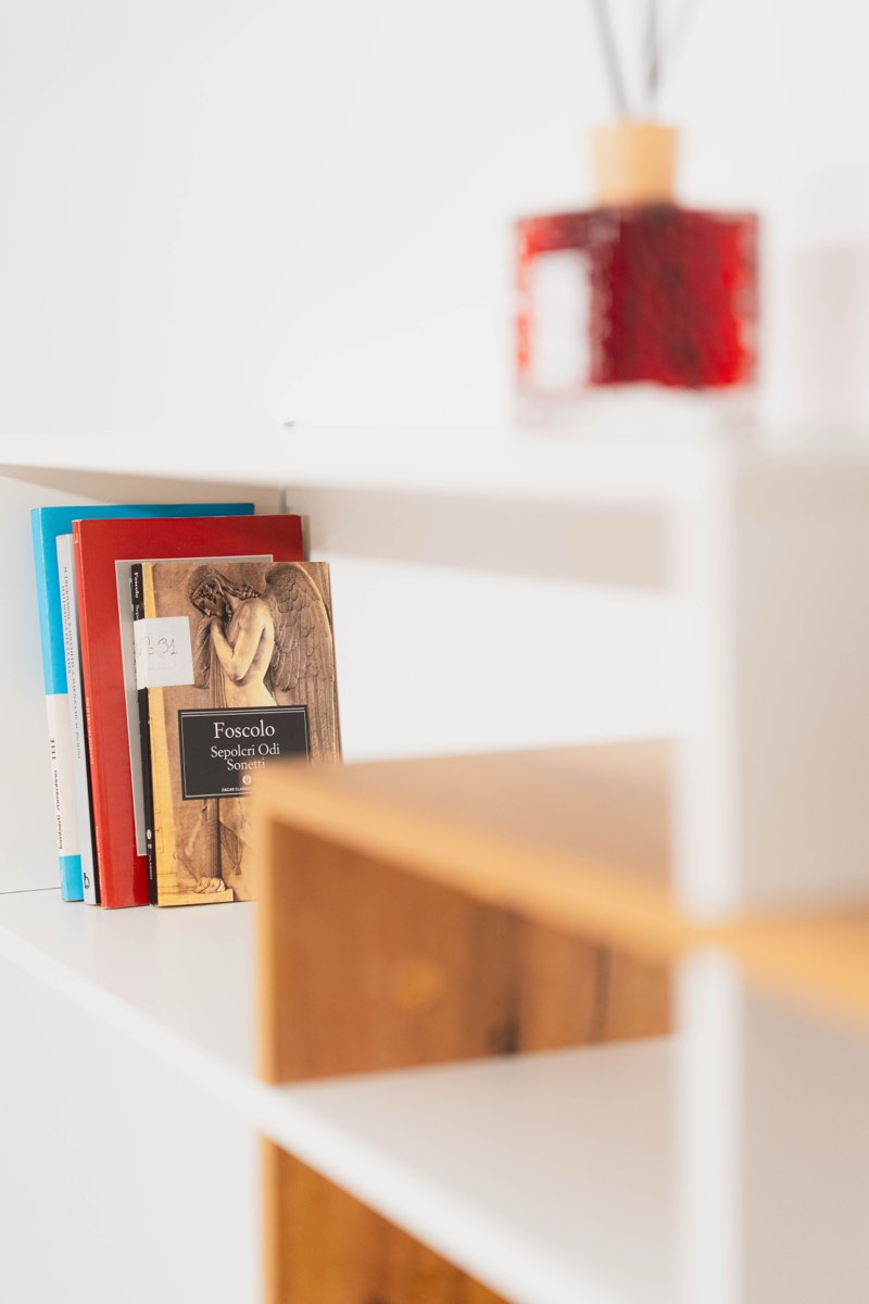 Una mensola con i libri nello spazio studio</picture>